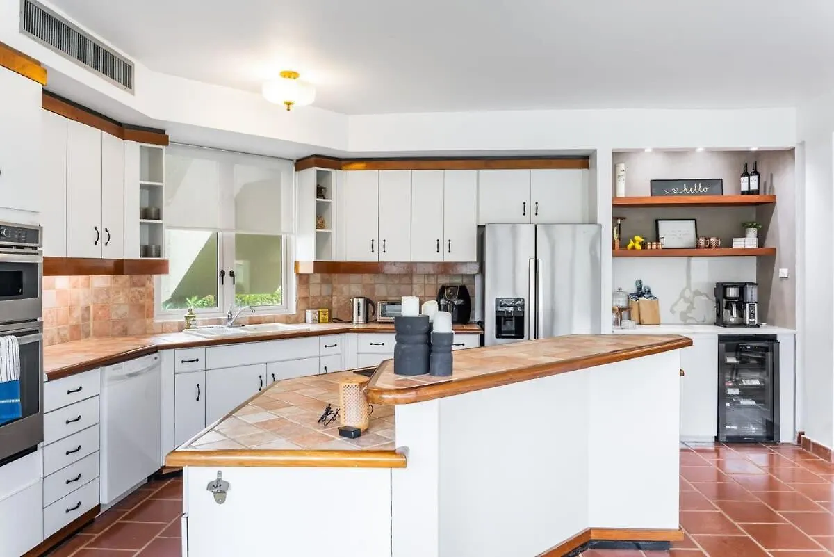 Upscale Villa In Gated Community Beach Access Yari Vega Alta